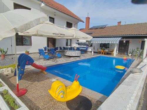 Peldbaseins, Vila Jovana in Rogljevo