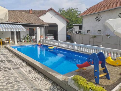 Peldbaseins, Vila Jovana in Rogljevo