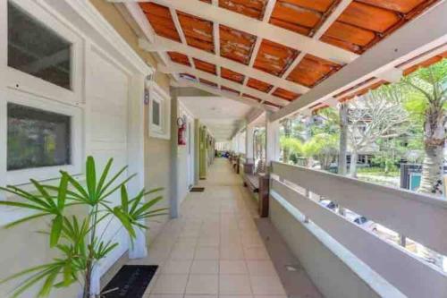 No mar, condomínio pé na areia