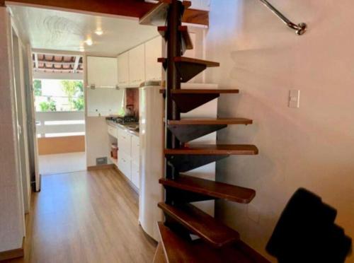 No mar, condomínio pé na areia