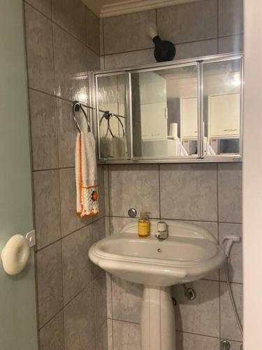 No mar, condomínio pé na areia