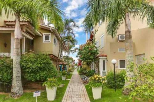 No mar, condomínio pé na areia