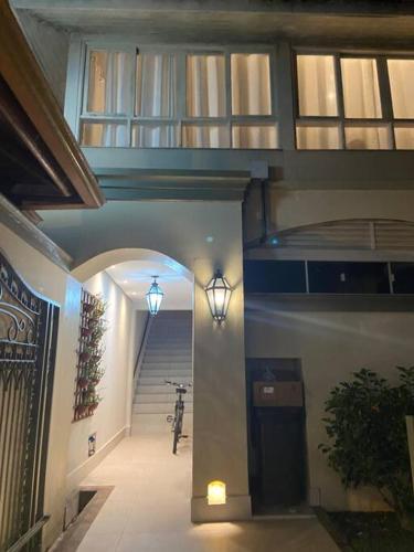 No mar, condomínio pé na areia