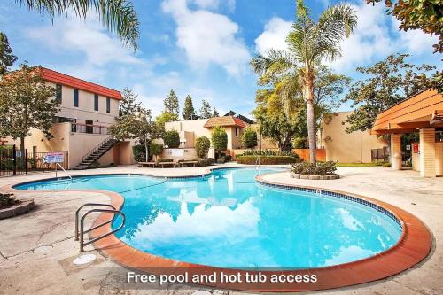 B&B San Diego - Entire Spacious 3-Bedroom Home w Parking, Pool, Prime Location near SDSU, No Deposit - Bed and Breakfast San Diego