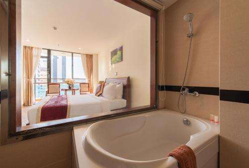 room detail thumbnail 2