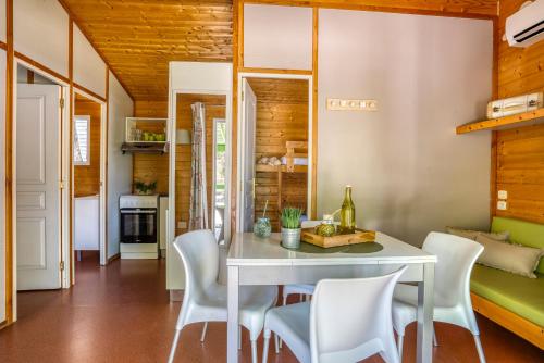 2 bedrooms, 3 beds