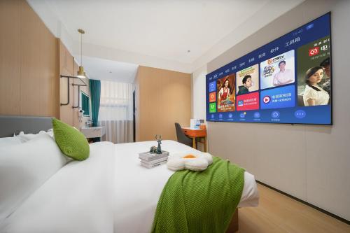 Deluxe Queen Room image 7