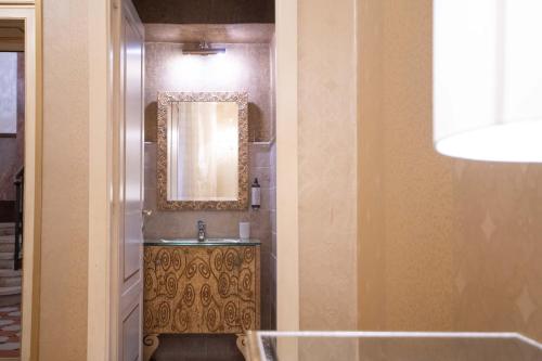 Bathroom, Antica Dimora Contessa Arrivabene near Embassy of the Philippines