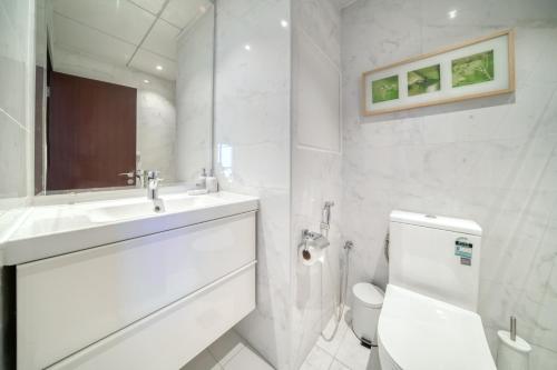 300m From The Beach - JBR Apartment with Sea & Dubai Eye Views - main image