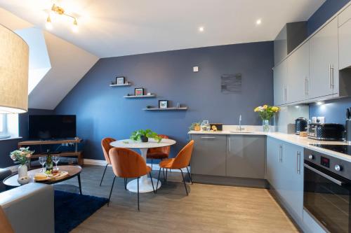 кухня, Elliot Oliver - Loft Style 2 Bedroom Apartment With Parking In The Docks in Глусестер