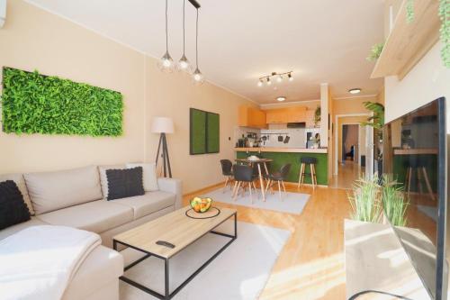 Green Cozy and Central 1BDRM Apartment