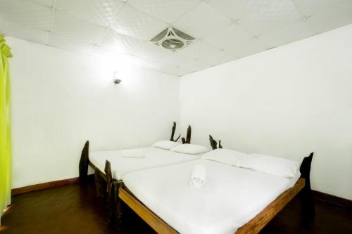 1 queen bed, 1 double bed