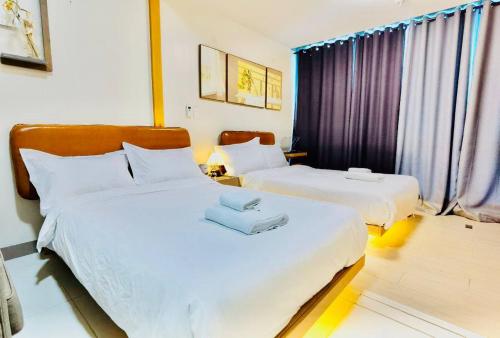 Thompson Suites - 2 beds, One Uptown Residences - XBOX & Netflix, Manila