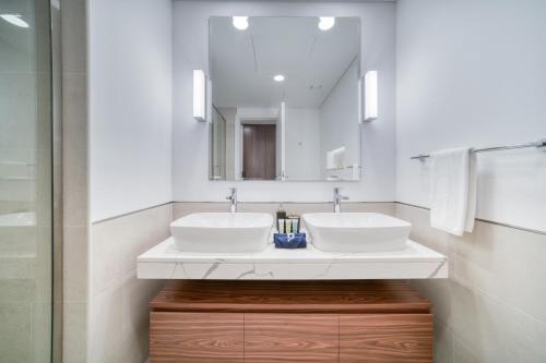 Luxury Madinat Living 2BR with Sea Views - image 13