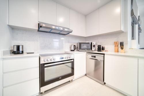 Luxury Madinat Living 2BR with Sea Views - image 3