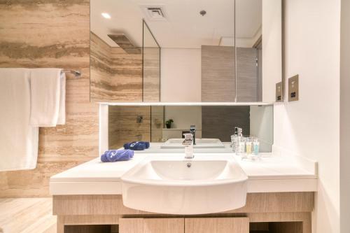 Canal-View Serenity: Modern Studio in Sterling - image 2