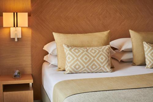 1 queen bed, 2 twin beds