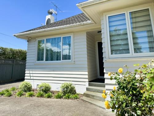 Charming & Modern 4 BR - Accommodation - Lower Hutt