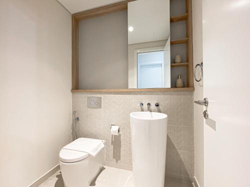 Elegant 1BDR In MBR City with Pool View - image 9