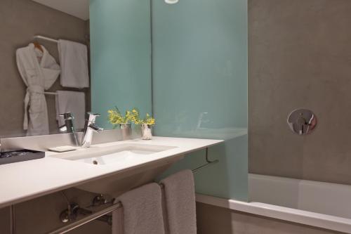 Superior King Room image 7