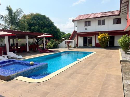 Beautiful 7-Bed Villa with Pool in Assinie in Assinie-Mafia