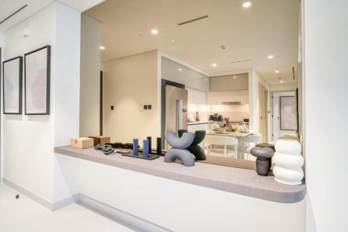 Seaside Splendor: Luxe Retreat at Emaar Beachfront - image 11