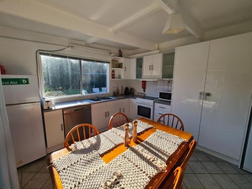 virtuve, 100m² 4 guļamistaba, 1 privāta vannas istaba Māja Loch Sport
 (Kookaburra Lodge - Sleeps 11 - Woodfire Heater) in Loch Sport