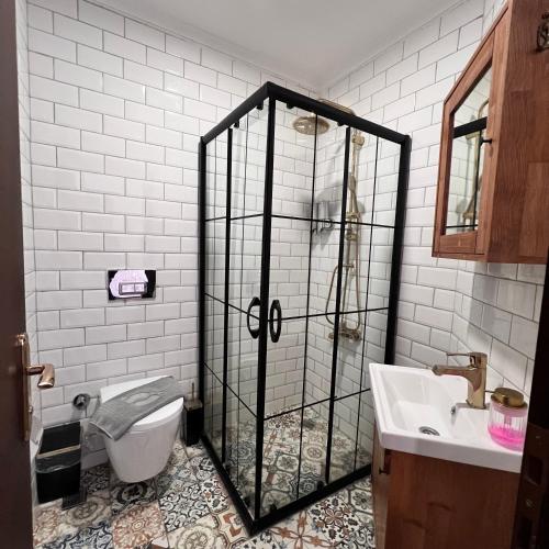 Double or Twin Room with Private Bathroom image 1