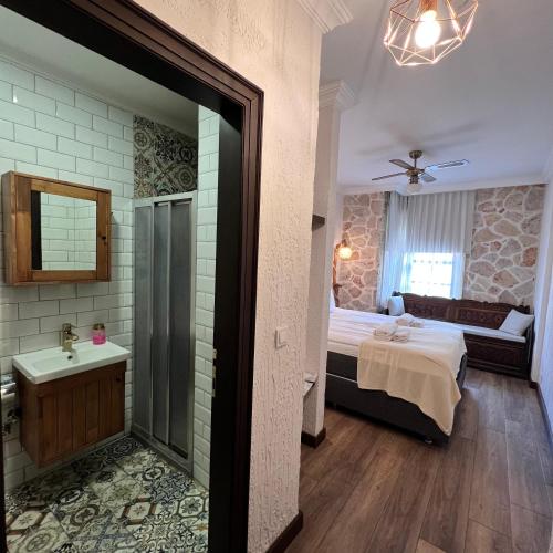 Double Room with Extra Bed image 2