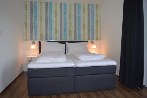 1 queen bed, 1 sofa bed