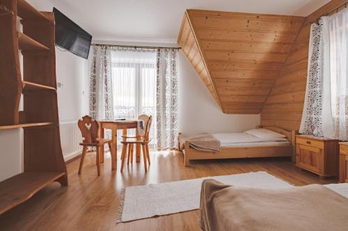 1 double bed, 2 twin beds
