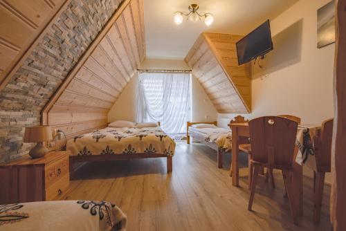 1 double bed, 1 twin bed