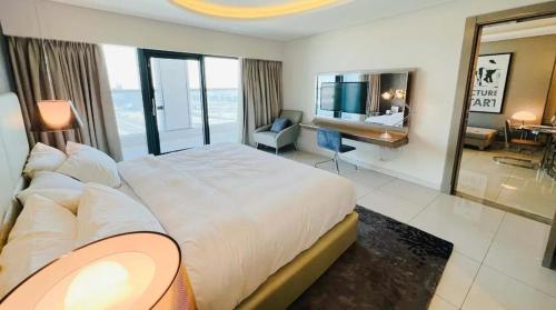 Modern & Luxurious 1BDR Damac Paramount Business Bay - image 5