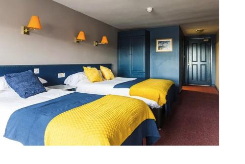 3 twin beds