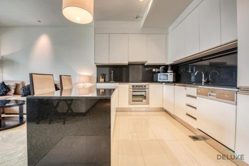 Posh 1BR at The Address Residences Dubai Marina by Deluxe Holiday Homes, Дубай (фото 4)