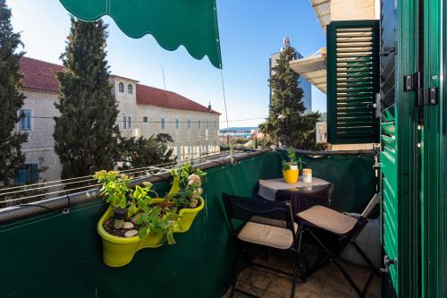 Spacious Apartment Center - main image