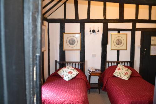 2 twin beds