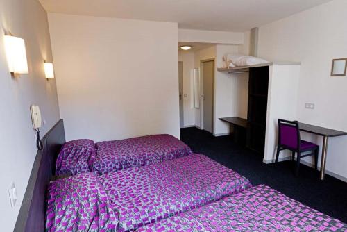 1 double bed, 3 twin beds