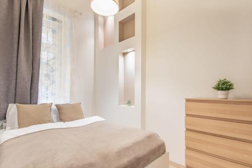 Central and Cute with 3 rooms and AC - image 13
