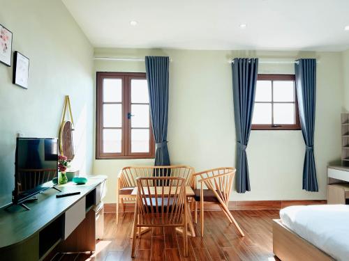 Partial Sea View King Room