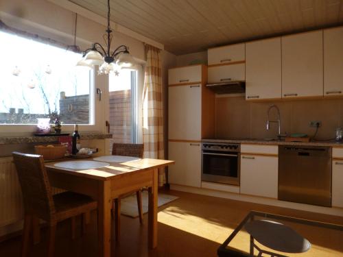 keuken, Ferienwohnungen Alpenblick mit Garten -Panoramasauna- in Kirchdorf i. Wald