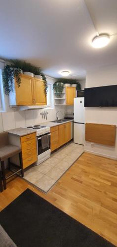 주방, Studio apartment near metro and forest! in 헤셀뷔 빌라스타드