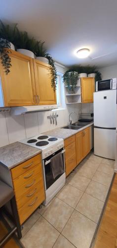 주방, Studio apartment near metro and forest! in 헤셀뷔 빌라스타드