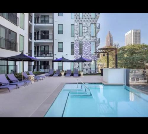 Luxury Midtown Atlanta Retreat- Balcony Gym and Pool by Ponce City Market & Atlantic Station in Atlanta, USA