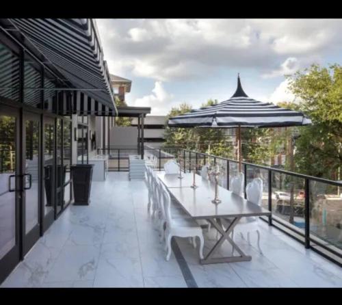 Luxury Midtown Atlanta Retreat- Balcony Gym and Pool by Ponce City Market & Atlantic Station in Atlanta, USA