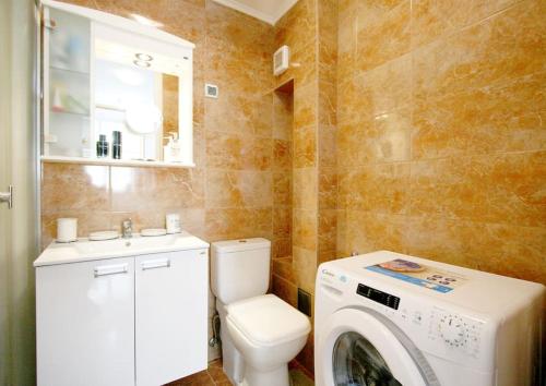One-Bedroom Apartment image 6