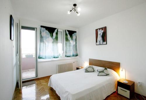 One-Bedroom Apartment image 2