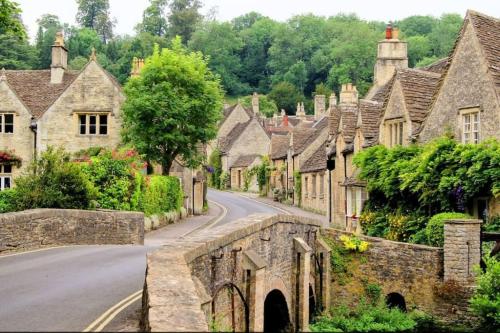 Stunning Barn Conversion in Heart of the Cotswolds in Whelford