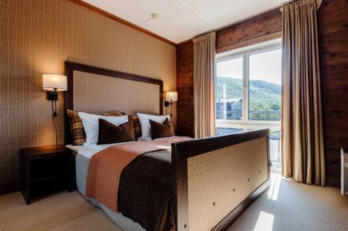 1 queen bed, 1 sofa bed