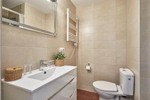 Bbarcelona Encants Family Flat - image 10